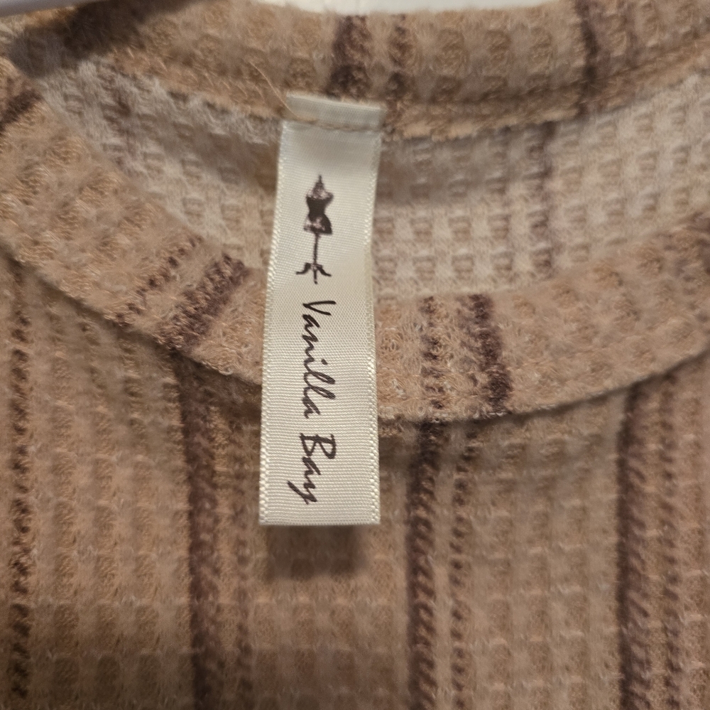Cold Shoulder Top - Picture 4 of 5